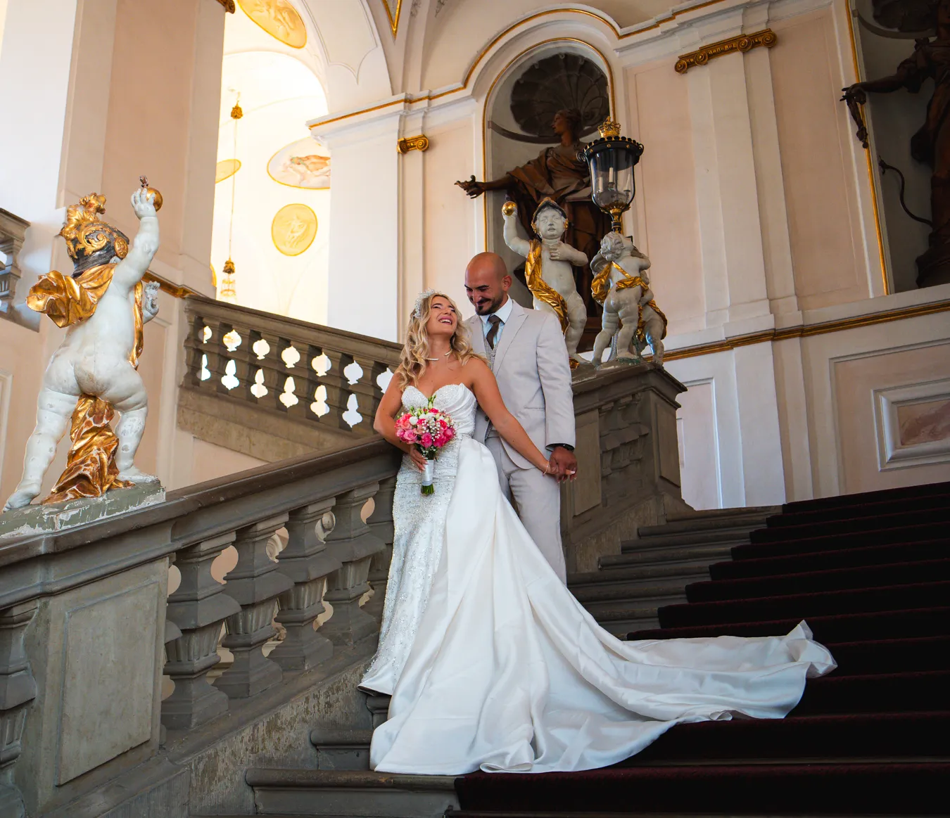 Brautpaar auf einer barocken Schlosstreppe – Hochzeitsfotografie von Marius Ilas